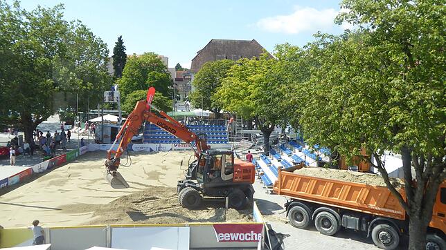 Auf dem Landungsplatz sind 250&nbsp;Tonnen Sand verteilt worden, damit die Beach Days am Dienstag um 10 Uhr beginnen können.