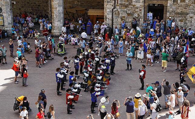 So sieht es zu normalen Zeiten in San Gimignano aus: Der Domplatz, an dem auch das Rathaus, das „Pro Loco“, eine Bar und ...