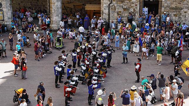 So sieht es zu normalen Zeiten in San Gimignano aus: Der Domplatz, an dem auch das Rathaus, das &bdquo;Pro Loco&ldquo;, eine Bar und ...