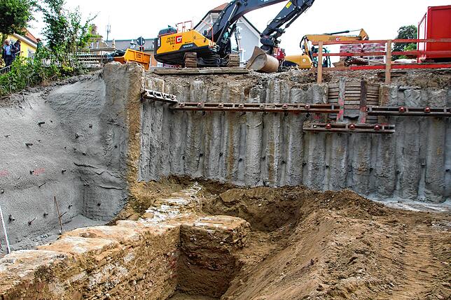 Für die Hangsicherung mussten viele Betonpfeiler eingebracht werden, die mit Querverstrebungen verbunden sind.