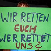 Vor dem Stadthalleneingang wurde gegen die Schließungspläne protestiert.