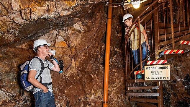 Die geheimnisvollen Grubengänge im Bergwerk Hoffnungsstollen können heute auf verschiedenen Ebenen als Schaubergwerk, zünftig mit ...
