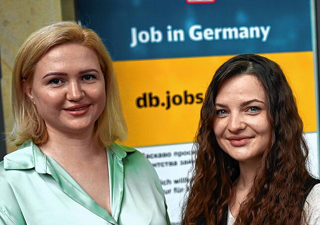 Zhanna Sirchenko (links) und Oksana Tryndiuk aus Kiew haben bei der Deutschen Bahn Jobs gefunden.