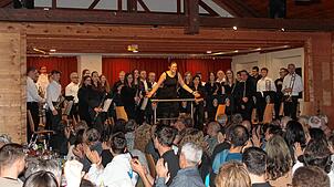Die Musiker der Dorfmusik Rechberg gemeinsam mit ihrer Dirigentin Julia Wehinger ernten reichlich Applaus während des Jahreskonzerts.