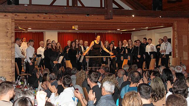 Die Musiker der Dorfmusik Rechberg gemeinsam mit ihrer Dirigentin Julia Wehinger ernten reichlich Applaus während des Jahreskonzerts.