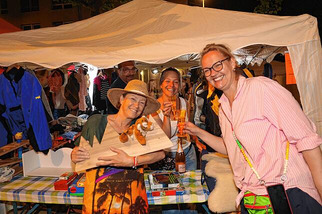 Bild 33: Bis tief in die Nacht stöbern die Trödel-Fans beim Konstanzer 24-Stunden-Flohmarkt