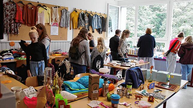 Der Flohmarkt – eines der Projekte der vergangenen Projekttage – lädt beim großen Schulfest alle zum Stöbern ein. Foto: Zienzendorfschulen