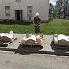 Die Betonstatue der Heiligen Barbara wird vor dem Abriss eines Kasernengebäudes sorgfältig abgebaut. Bevor sie im Eingangsbereich einen ...