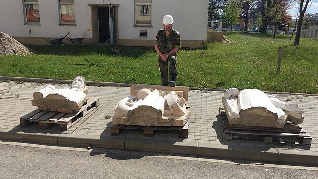 Die Betonstatue der Heiligen Barbara wird vor dem Abriss eines Kasernengebäudes sorgfältig abgebaut. Bevor sie im Eingangsbereich einen ...