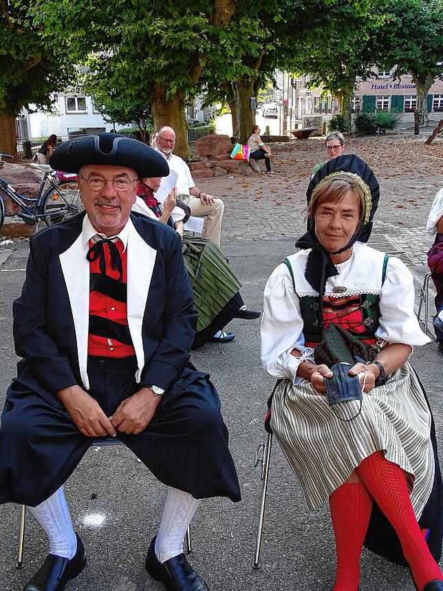 Auch Vertreter der Klettgauer Heimattracht waren zur Stadtjahrzeit in Waldshut gekommen. Auf dem Bild Peter und Karin Isele.