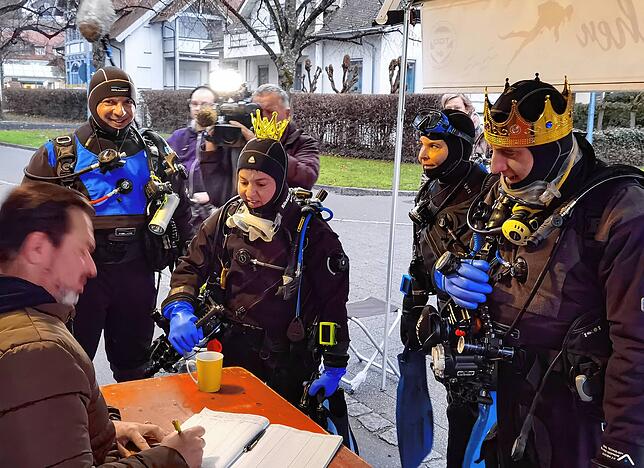 Erst registrieren, dann ab ins Wasser: Die Tauchgruppe Karlsruhe – ganz königlich.