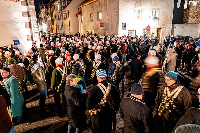 Rund um die Zehntscheuer fanden sich ab 19 Uhr hnderte von Rollenträgern zum gemeinsamen Marsch durch die Innenstadt zum Narrobrunnen ein.