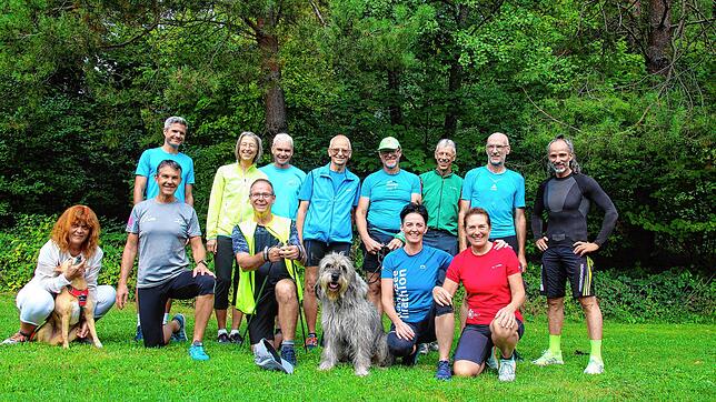 Zwei Vierbeiner und über ein Dutzend Zweibeiner haben sich auf die 8,9 Kilometer lange Laufstrecke gemacht, die es am 1. Oktober beim ...