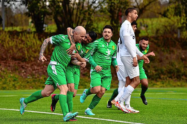 Bild 8: SV Herten setzt sich mit 4:1 gegen FC Schönau durch &ndash; und wir haben Bilder!