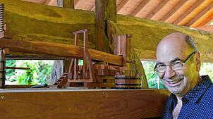 Frieder Richter zeigt das Modell der historischen Trotte. Bild: Heinz Vollmar