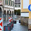 Seit 21. Januar wurden Pflanzenkübel an der Stadtkirche aufgestellt, um einen einspurigen Verkehr zu erzwingen.