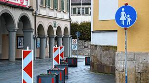 Seit 21. Januar wurden Pflanzenkübel an der Stadtkirche aufgestellt, um einen einspurigen Verkehr zu erzwingen.