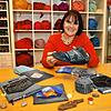Alte Jeans würde Petra Asal nie wegwerfen, denn aus dem Material macht sie Neues: Taschen, Geldbeutel, Bucheinbände, Schürzen, Hüte.
