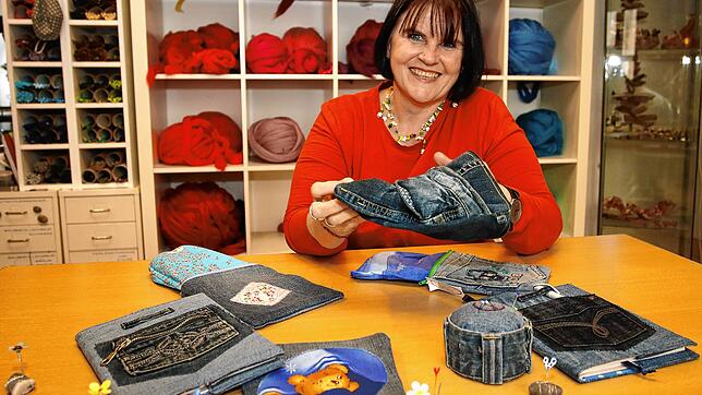 Alte Jeans würde Petra Asal nie wegwerfen, denn aus dem Material macht sie Neues: Taschen, Geldbeutel, Bucheinbände, Schürzen, Hüte.