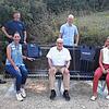 Sie präsentieren die neue Ruhebank am Wasserweltensteig oberhalb von Achdorf, stehend von links Thomas Fritsch und Ralf Knöpfle vom ...