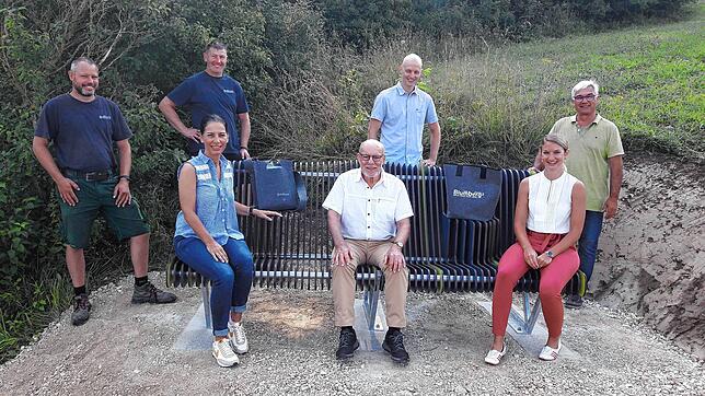 Sie präsentieren die neue Ruhebank am Wasserweltensteig oberhalb von Achdorf, stehend von links Thomas Fritsch und Ralf Knöpfle vom ...