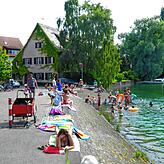 Die „Rutsch“ des Altparadieses, ein beliebter Platz zum Plantschen, liegt direkt am Seerhein.