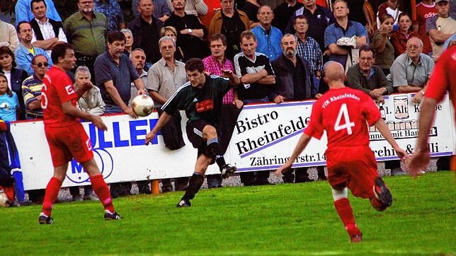 1:1 vor 18 Jahren: Vor 1150 Zuschauern gastierte Fabio Grasso (Mitte, gegen Patrick Steiger und Michael Unterberg) am 13. September 2003 ...