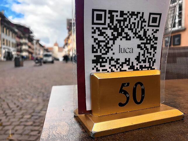 In diesem Lokal in der Waldshuter Kaiserstraße werden Gäste aufgefordert, sich mit der Luca-App zu registrieren. Der erforderliche ...