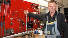Erst im Tagesverlauf stellte KFZ-Mechanikermeister Wolfgang Amann fest, welche Werkzeuge, wie hier an den Werkzeugwand, beim Einbruch ...