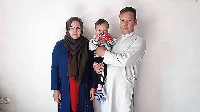 Khodadad Ataiy mit seiner Frau und seinem Sohn in der Wohnung seines Bruders in einem Außenbezirk von Teheran.