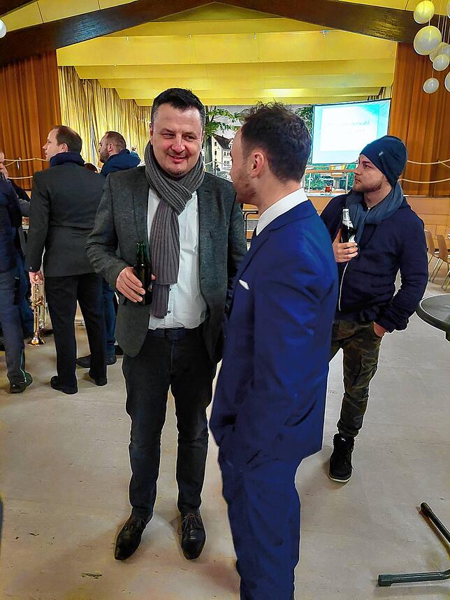 Murgs Bürgermeister Adrian Schmidle in der Hotzenwaldhalle im Gespräch mit Bürgermeisterkandidat Daniel Stiller.