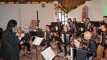 Akkordeon-Spielerin Eva Schäfer (vorne rechts) bei ihrem Solo und dem Stück Konzert-Hora. Dirigentin Uta Borho (links) dirigiert das ...