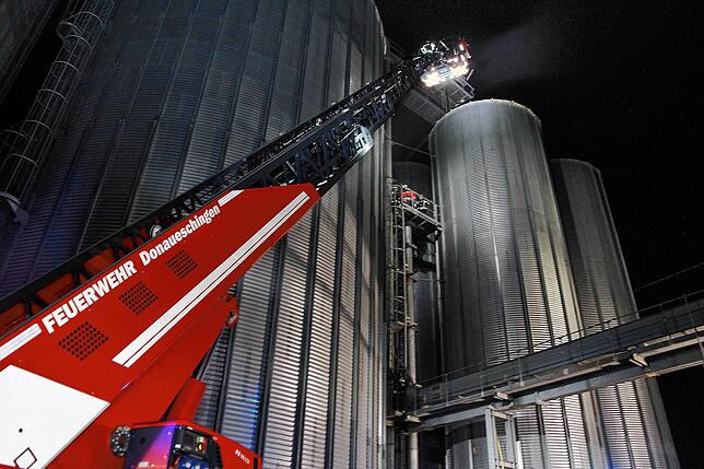 Bild 24: Feuerwehr, THW und DRK üben gemeinsam den Ernstfall. Hier gibt es die Bilder!