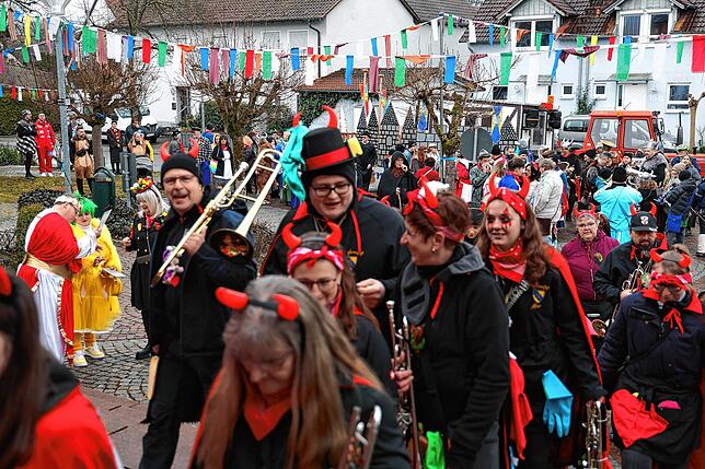 Bild 14: Rathaussturm in Moos: Gemeinde wehrt sich als römische Armee – Die Bilder vom Fasnacht-Spektakel!