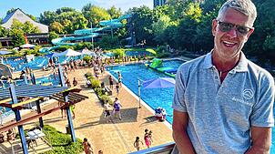 Schwimmmeister Peter Heck liebt solche Aktionstage. Vom Fünf-Meter-Turm aus sieht man die Schlange der Wartenden am Beckenrand.