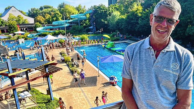 Schwimmmeister Peter Heck liebt solche Aktionstage. Vom Fünf-Meter-Turm aus sieht man die Schlange der Wartenden am Beckenrand.