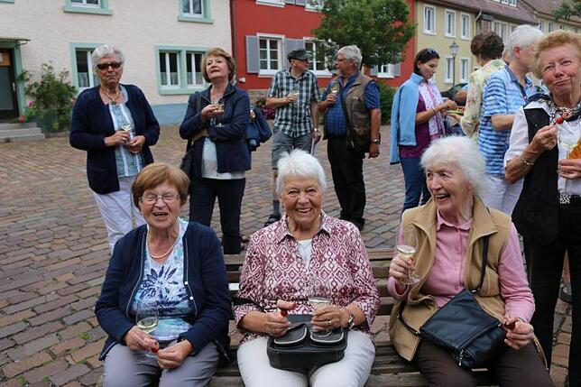 Zum Abschluss am Brunnen in der Sommergasse genießen die Teilnehmer ein Gläschen Wein.