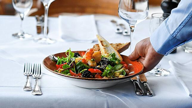 Ein Salat-Teller wird in einem Restaurant serviert. Der Personalmangel im Gastgewerbe lässt sich nach Ansicht des Hotel- und ...