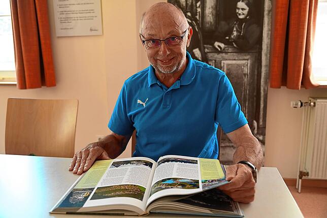 Alfred Moosmann mit dem von ihm konzipierte Buch zur Tennenbronner Geschichte. (Archivbild aus dem Juli).