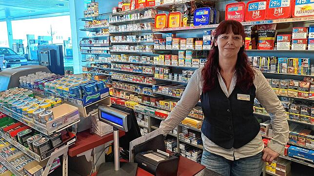 Daniela Klein im gewohnten Umfeld. Seit neun Jahren arbeitet die stellvertretende Stationsleitung nun in der Aral-Tankstelle in Konstanz.