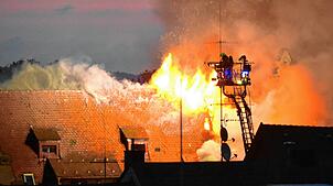 Altstadtbrand in Konstanz: Feuerwehrleute kämpfen gegen die Flammen.