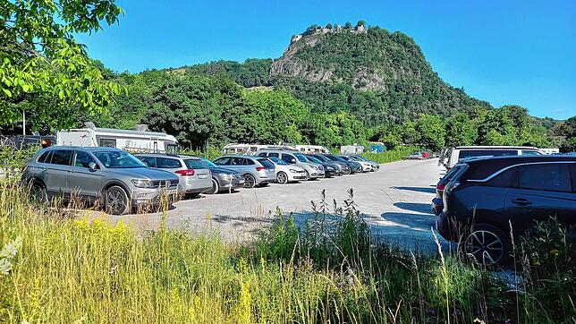 Der Parkplatz an der Offwiese: Hinten Wohnmobile auf dem neuen Stellplatz, vorn Autos – der Platz ist der größte Gratisparkplatz für ...