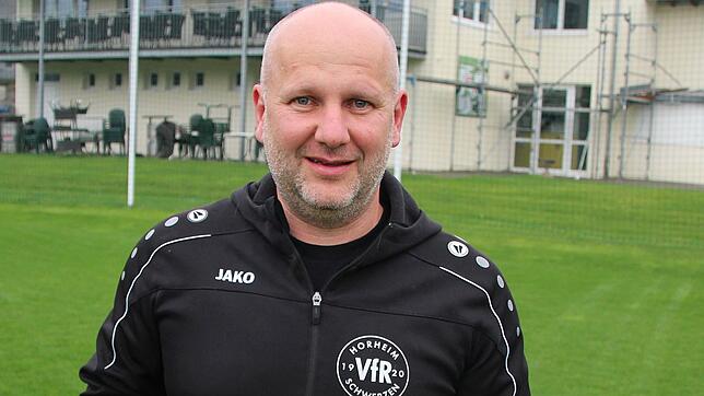 Jürgen Simon, Vorsitzender VfR Horheim-Schwerzen: &bdquo;Die Stickeraktion ist eine super Sache &ndash; etwas für die Ewigkeit.&ldquo;: