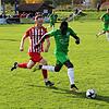 Der Donaueschinger Alieu Sarr (rechts) entwischt seinem Gegenspieler Michael Blum. Die DJK kam gegen das Liga-Schlusslicht FV ...