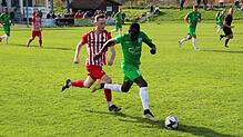 Der Donaueschinger Alieu Sarr (rechts) entwischt seinem Gegenspieler Michael Blum. Die DJK kam gegen das Liga-Schlusslicht FV ...