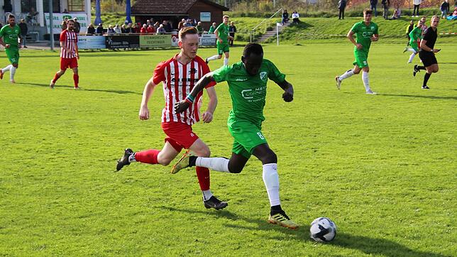 Der Donaueschinger Alieu Sarr (rechts) entwischt seinem Gegenspieler Michael Blum. Die DJK kam gegen das Liga-Schlusslicht FV ...