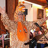 Als Lenni, die Giraffe, hat Leonhard Stadler den Überblick über das Ortsgeschehen.