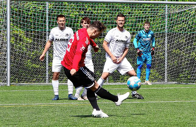 Bild 2: Bildergalerie vom Landesligaduell zwischen FC Überlingen und FV Walbertsweiler-Rengetsweiler