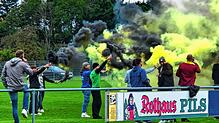 Fans des SV Mühlhausen feiern den 4:1-Sieg gegen Immenstaad.