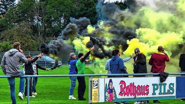 Fans des SV Mühlhausen feiern den 4:1-Sieg gegen Immenstaad.